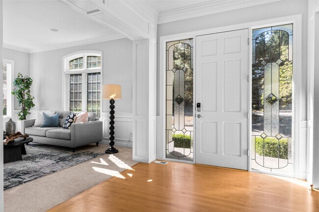 Foto del edificio - Luxury 4 bed 4 bath home in Lakemont, Bellevue