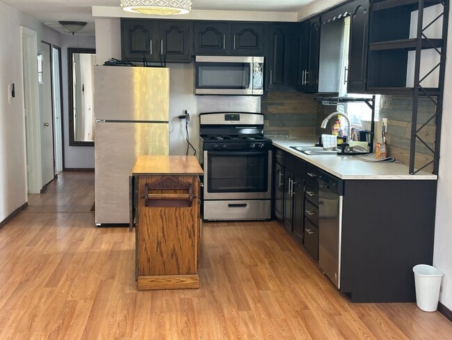 Foto del edificio - 2 Bedrooms 1 bath home for RENT