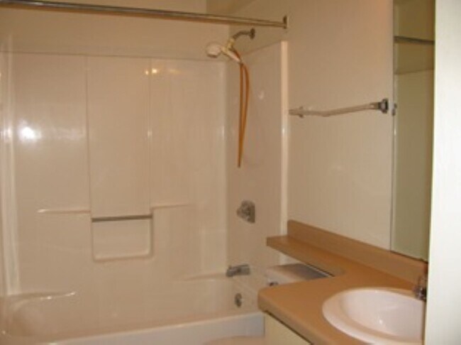 Bath with Modular Tub/Shower - 351 Main St
