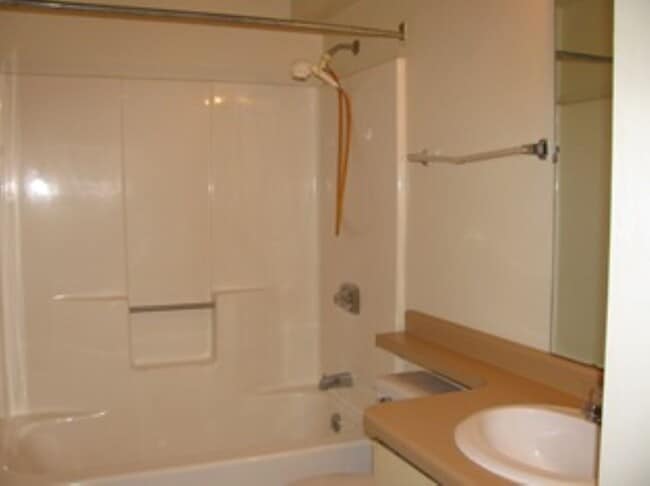 Bath with Modular Tub/Shower - 351 Main St