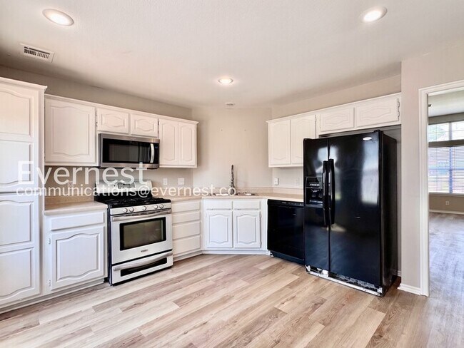 Foto del edificio - 3 Bed/2 Bath Home with Fenced Yard & Garage / Pet-Friendly / Available Now!