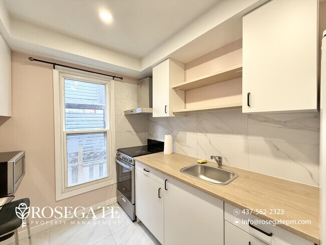 Photo du bâtiment - All-Inclusive 1-Bedroom Main Level Apartment with Parking – Brampton