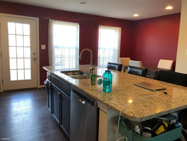 Foto del edificio - 3 br, 2.5 bath Townhome - 9943 Ravenhurst Rd