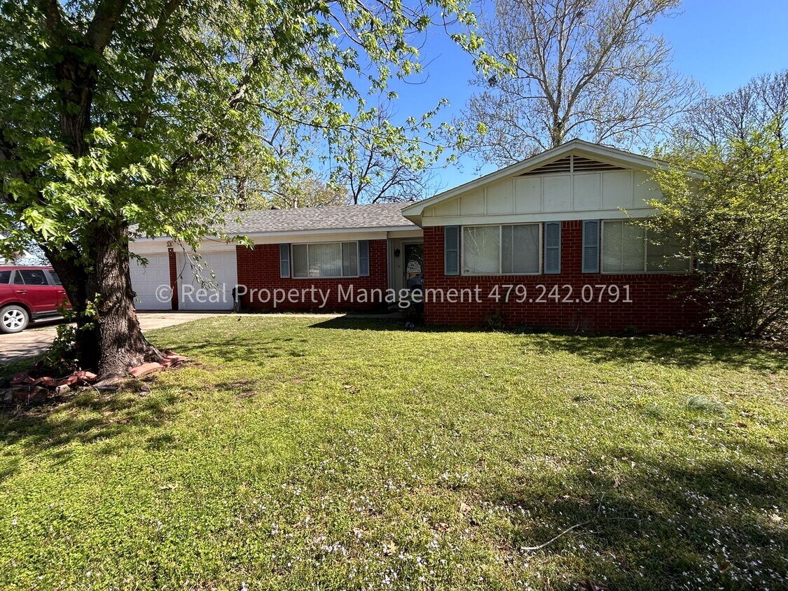 Building Photo - Coming in MAY! 3 Bed 1.5 Bath House in Sou...
