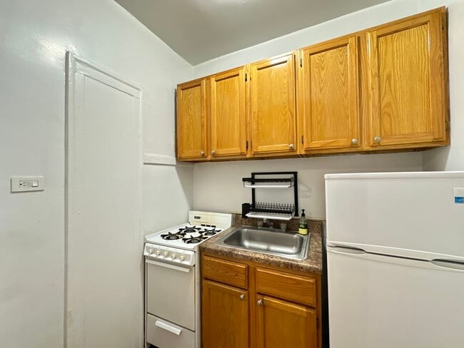 Building Photo - 2536 N Sawyer Ave