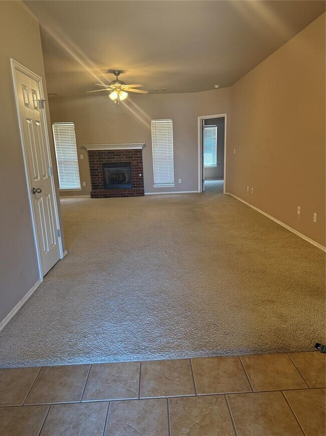 Building Photo - 400 S Castle Ridge Ln