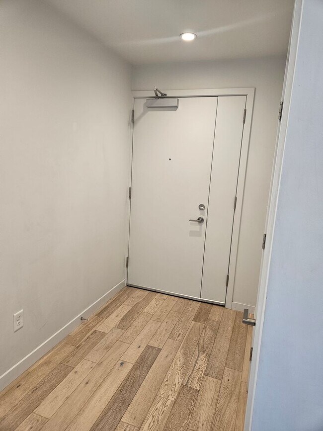 Photo - Beautiful Modern European Design!  Include... Apartment