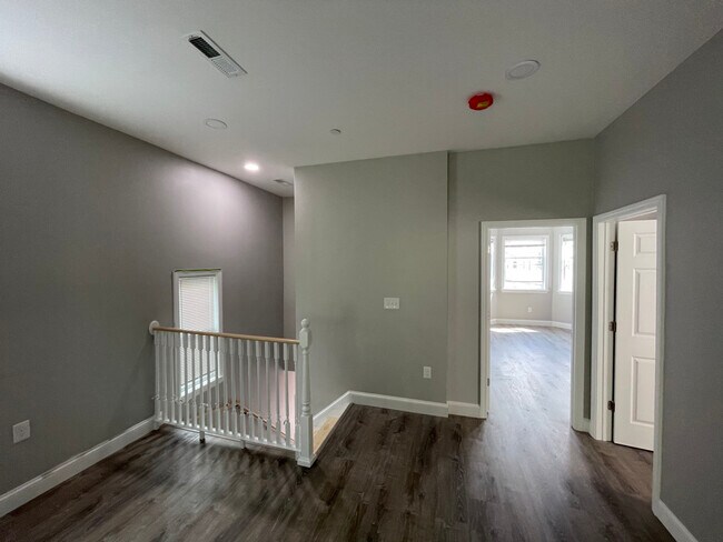 Unidad dos: (de izquierda a derecha) vista de la escalera/entrada, dormitorio principal, dormitorio uno. - 34 Falcon St