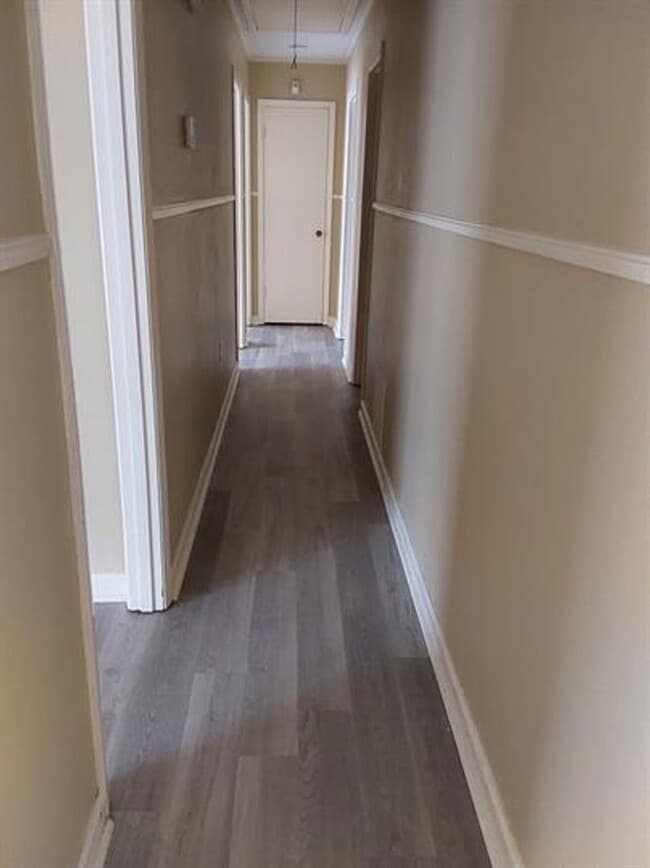 Building Photo - Convenient Location