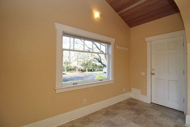 Foto del edificio - Adorable 2++ Bedroom, 2 Bath Brooklyn Bungalow - steps to MAX line