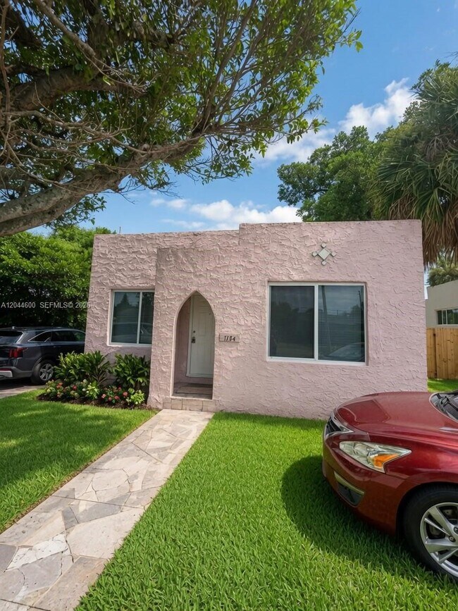 Building Photo - 1154 W 25th St