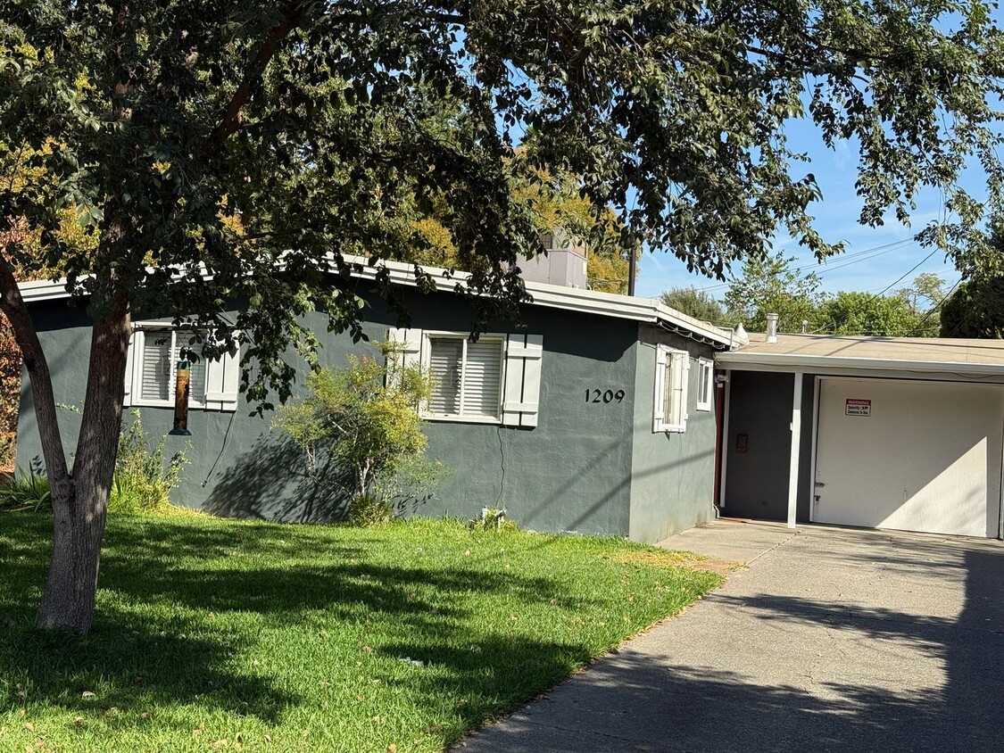 Primary Photo - Charming Pet Friendly 3-Bedroom in Quiet C...