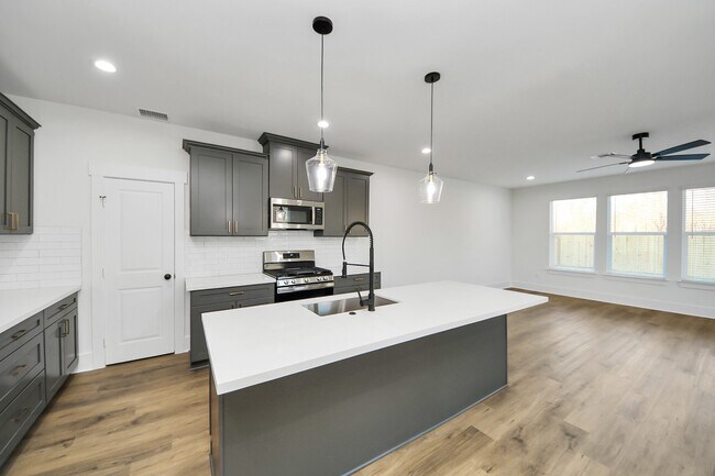 Building Photo - 5531 Nielan St