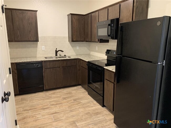 Building Photo - 2412 Alterman Dr