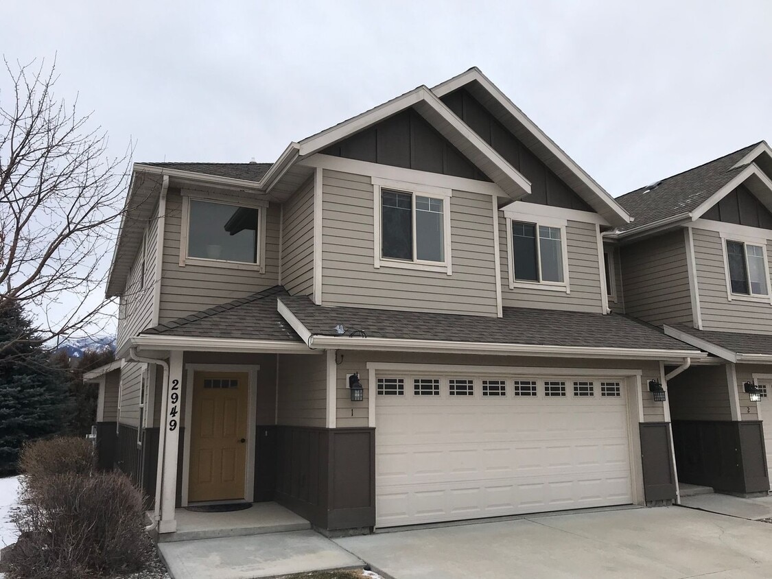 Primary Photo - Centrally located 3 bed 2.5 bath condo for...
