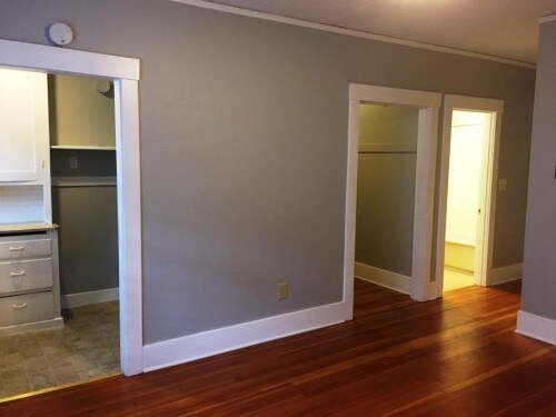 Building Photo - Rainier Edmunds - Studio + extra room
