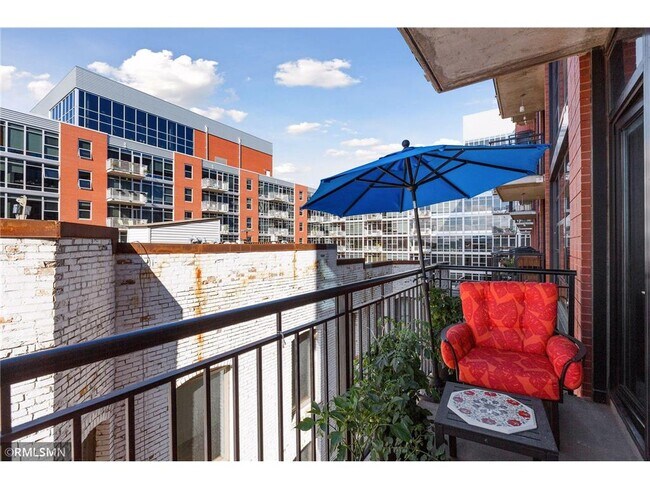 Building Photo - 215 10th Ave S