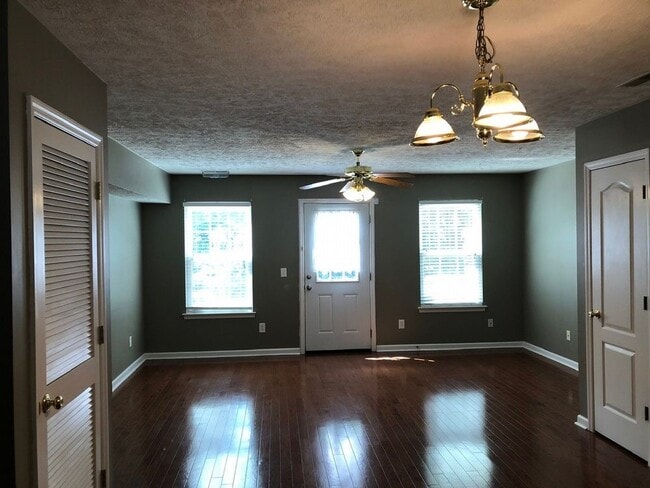 Building Photo - 1624 Center Pointe Dr