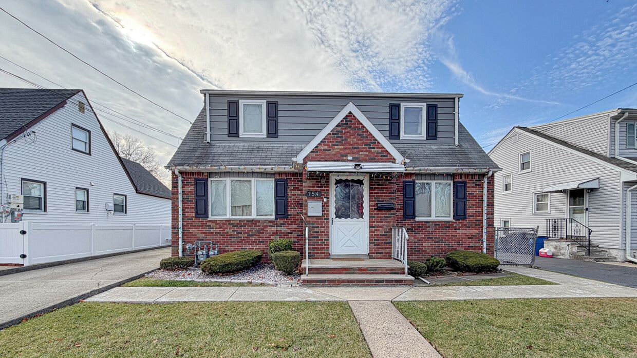 Primary Photo - 154 Charlton Ave