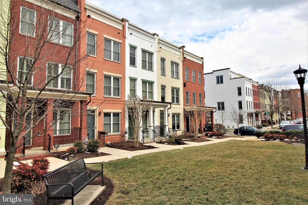 Primary Photo - 604 Regent Pl NE