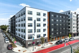 Building Photo - Lakefield Apartments