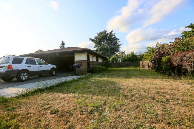 Building Photo - 1548 S Angeline St