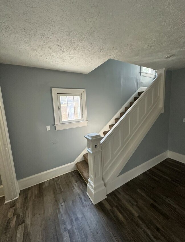 Foto del edificio - 4 Bed / 1 Bath Updated Floors & First-Floor Bedroom!