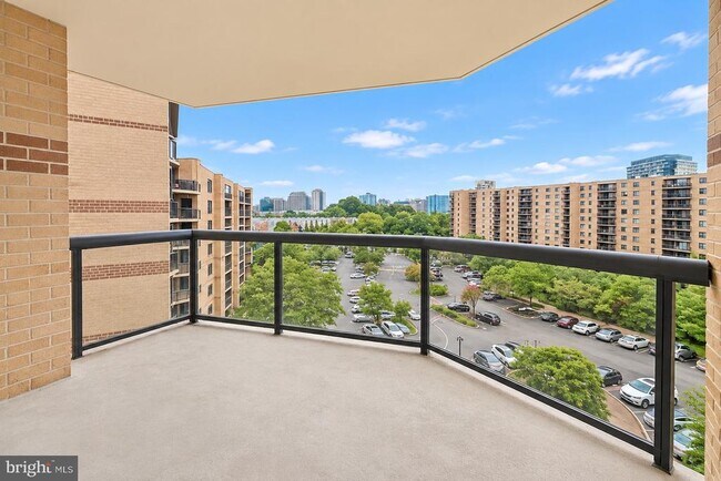 Foto del edificio - 8380 Greensboro Dr