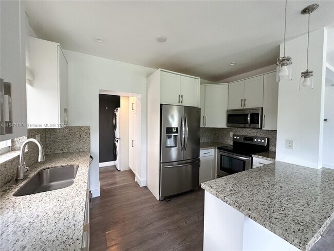 Foto del edificio - 7055 Sunset Dr