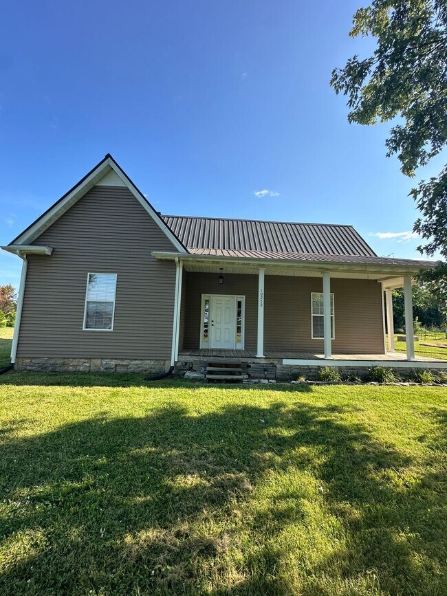 Building Photo - Beautiful 3 Bedroom 2 Bathroom 1900s Farm ...