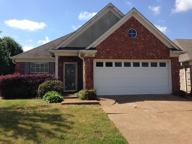 Great 3br/2ba Cordova home. Fenced backyard and eat in kitchen. Pets are welcome, fees apply. - Great 3br/2ba Cordova home. Fenced backyard and eat in kitchen. Pets are welcome, fees apply.