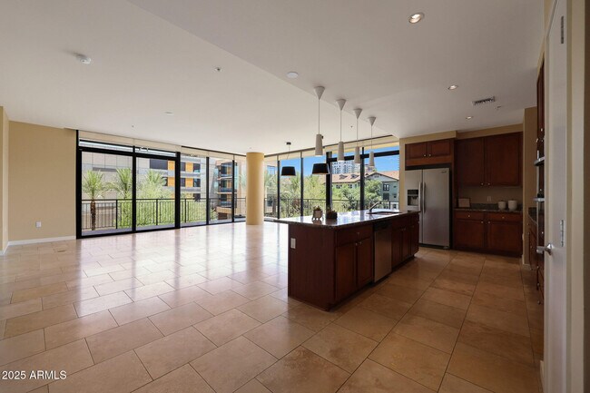 Foto del edificio - 208 W Portland St