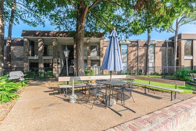 Building Photo - 7555 Katy Fwy