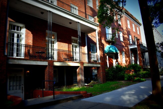 Entrada por W. Ogelthorpe - 101 W Oglethorpe Ave