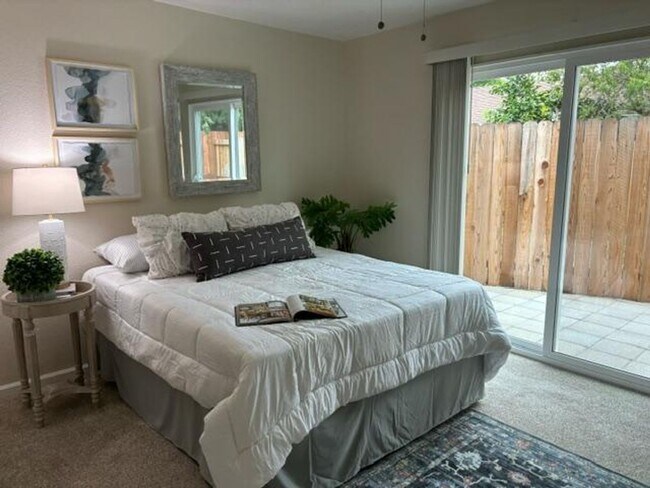 Building Photo - Gorgeous home!