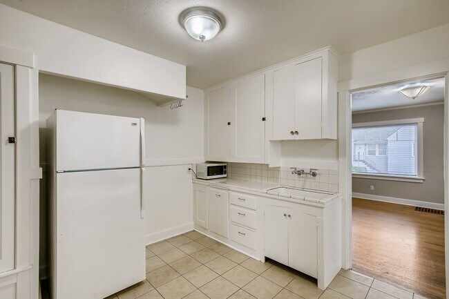 Building Photo - 708 NE 20th Ave