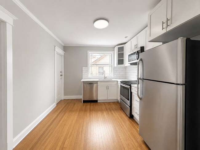 Building Photo - 86 Balmoral Ave S