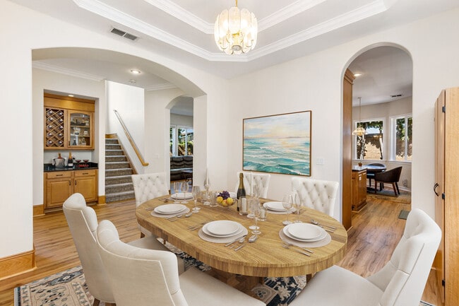 dining room & built in bar - 2908 Oak Ave