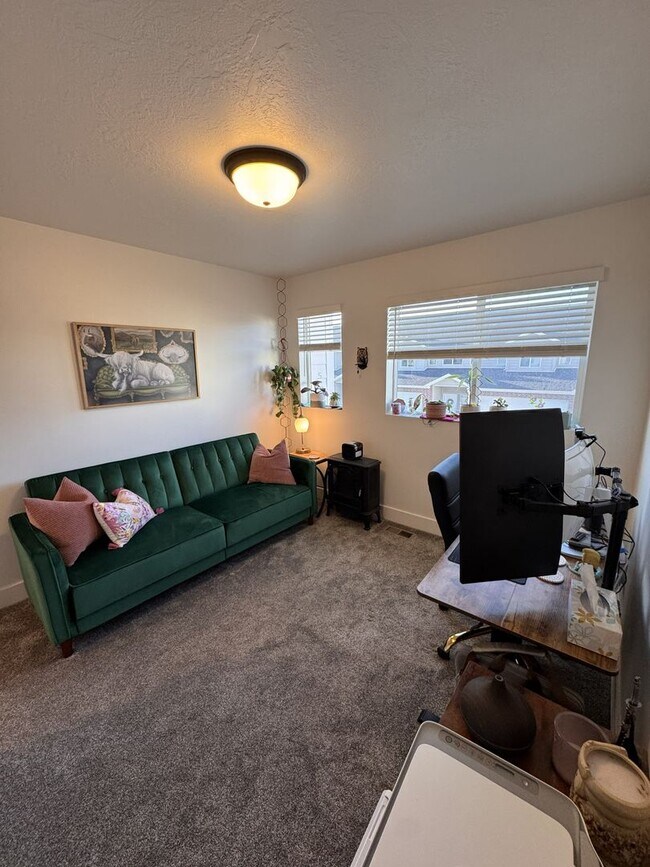 Foto del edificio - Like-New 3 Bed Townhome (2022) – Garage + Modern Finishes!