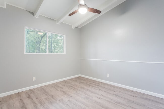 Building Photo - BROOKHAVEN DELUXE