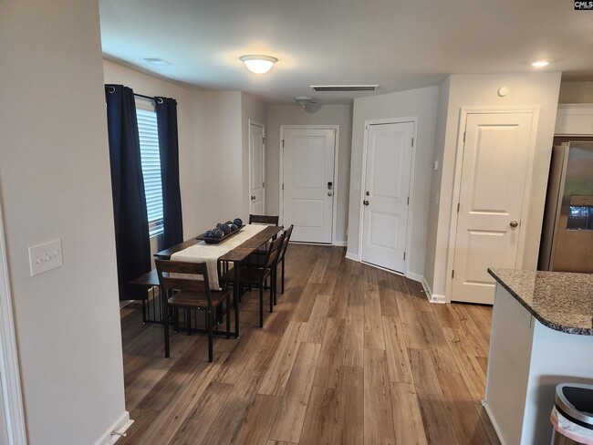 Foto del edificio - 2127 Mapleton Dr