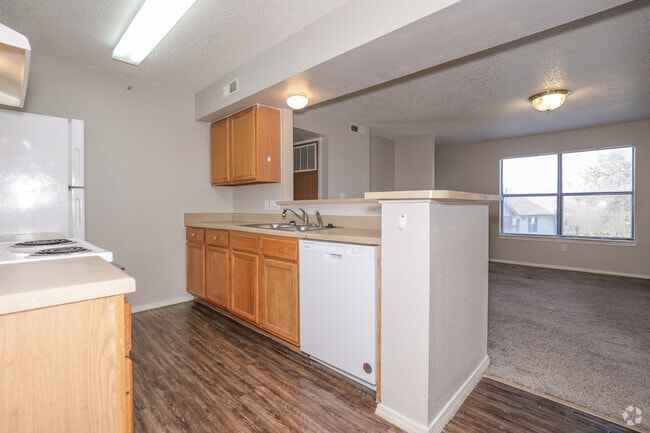 2BR, 2BA - 908SF - Kitchen - Claremore Creek