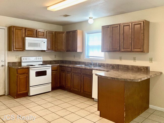 Building Photo - 3907 Hill Dr