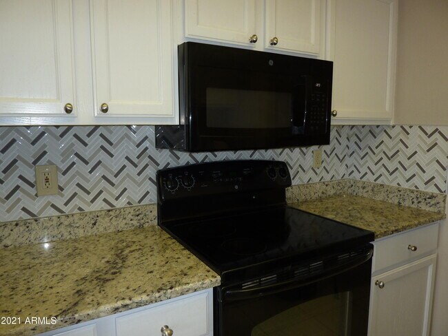 Building Photo - 607 E Diamond Dr