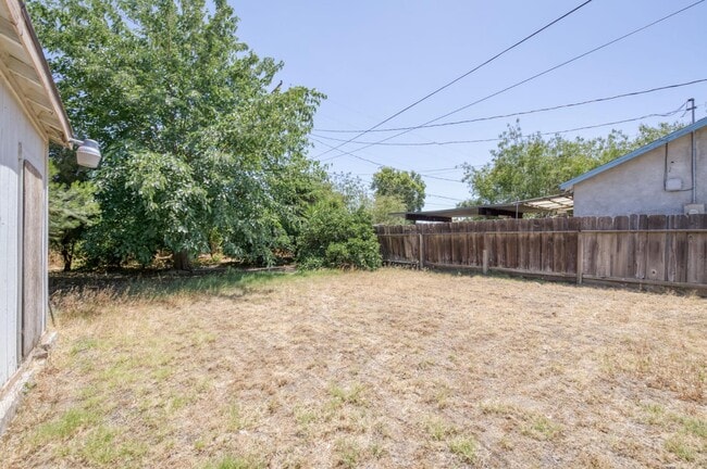 Building Photo - 3518 E Clay Ave