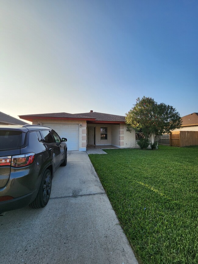 Building Photo - 1026 Easter Lilly Dr