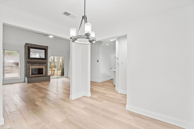 Building Photo - 22 Braemar Forest St