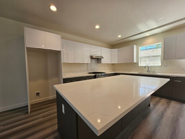 Foto del edificio - 1355 Point Loma Pl