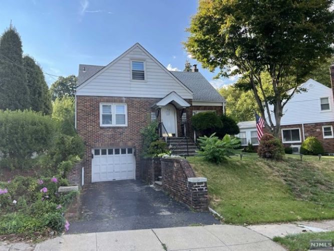 165 Oak Grove Ave Unit 2, Hasbrouck Heights, NJ 07604 Room for Rent