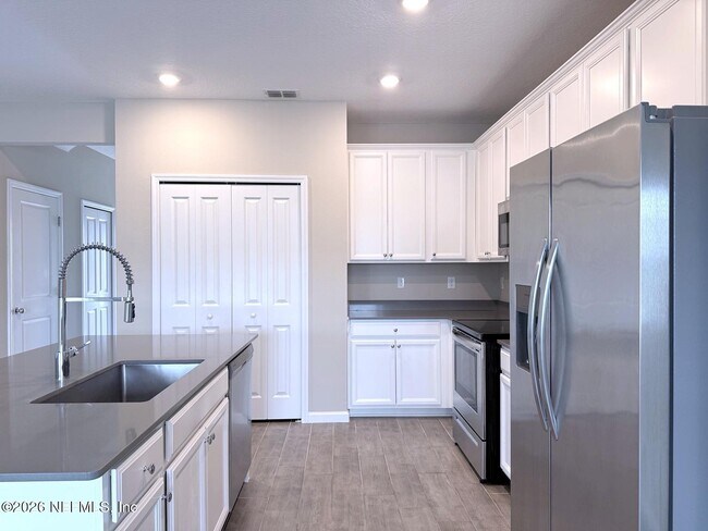 Foto del edificio - 12835 Josslyn Ln
